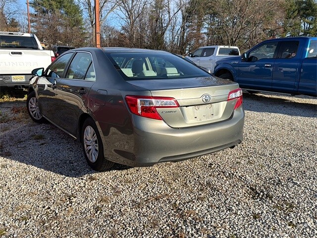 2014 Toyota Camry LE photo 2
