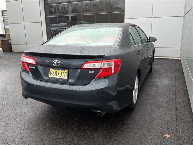 2014 Toyota Camry SE photo 2