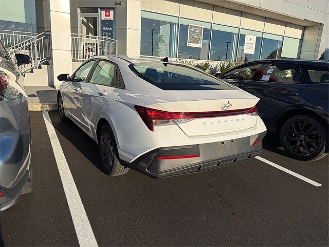 2024 Hyundai Elantra SEL photo 2