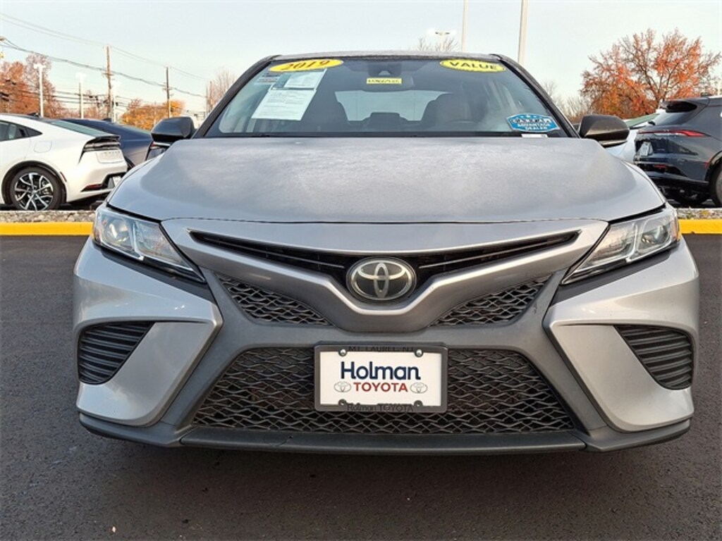 Used 2019 Toyota Camry SE Sedan