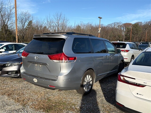 2014 Toyota Sienna XLE photo 3