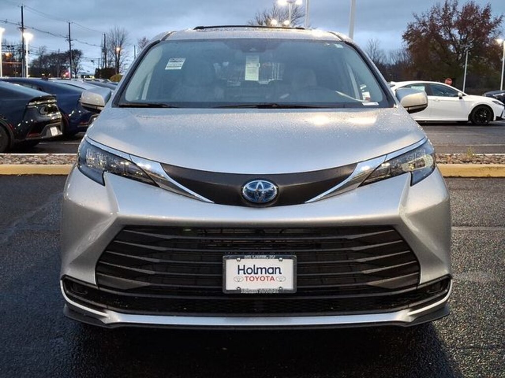 Used 2025 Toyota Sienna LE Minivan/Van