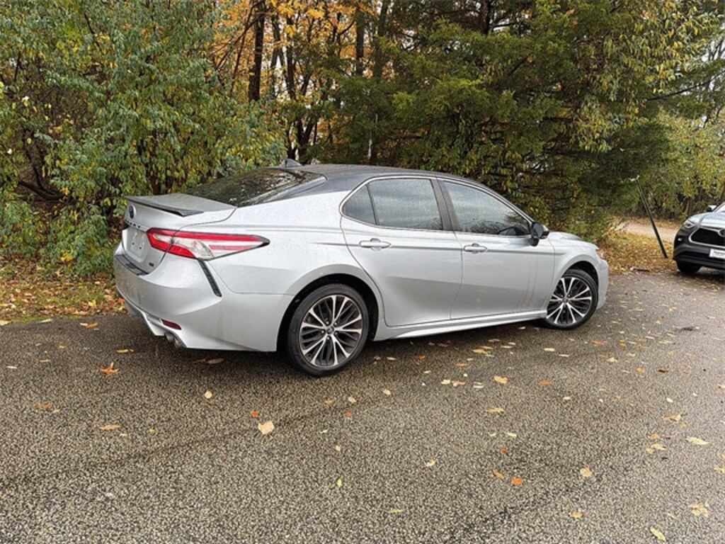 Used 2019 Toyota Camry SE Sedan