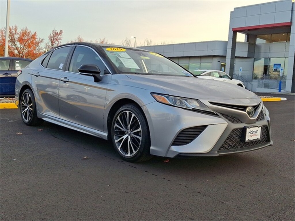 Used 2019 Toyota Camry SE Sedan
