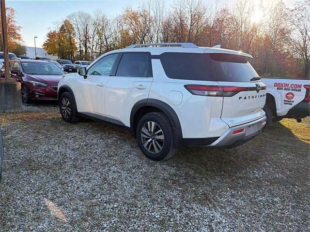 2022 Nissan Pathfinder SL photo 2
