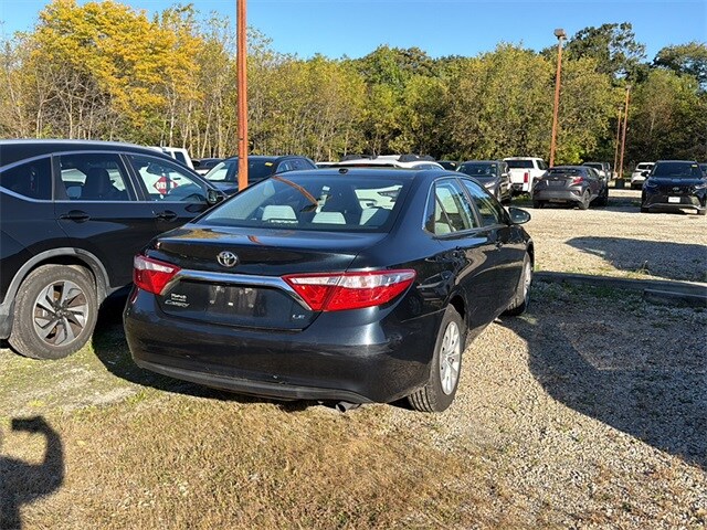 2015 Toyota Camry LE photo 3