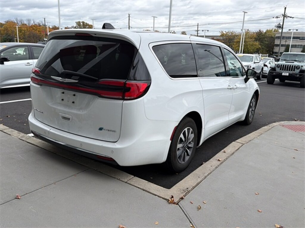 Used 2024 Chrysler Pacifica Hybrid Select Minivan/Van