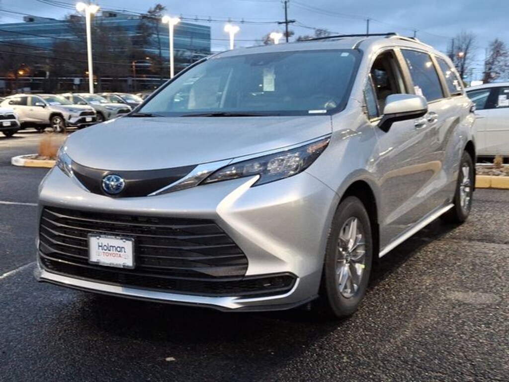 Used 2025 Toyota Sienna LE Minivan/Van