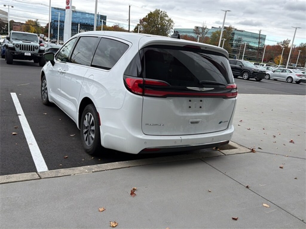 Used 2024 Chrysler Pacifica Hybrid Select Minivan/Van