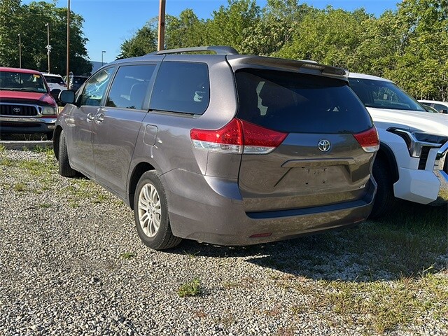 2014 Toyota Sienna XLE photo 2