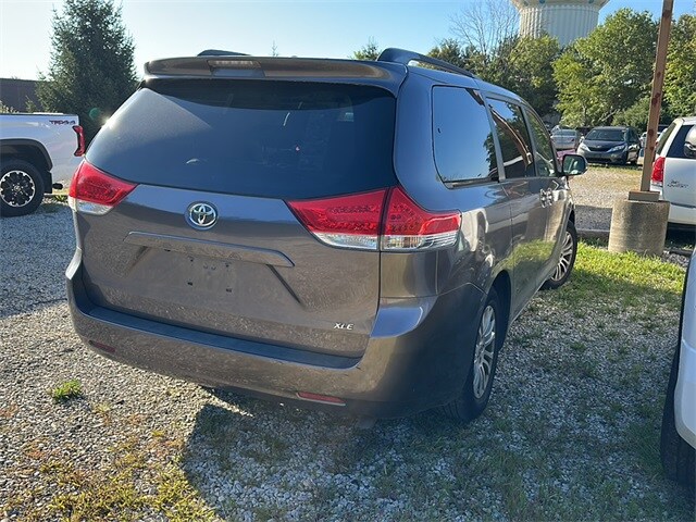 2014 Toyota Sienna XLE photo 3