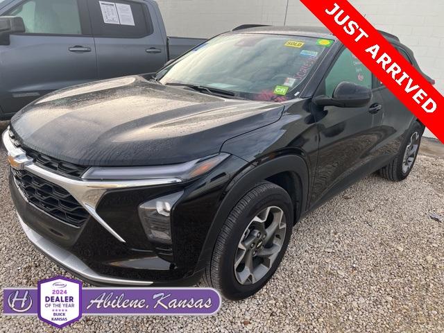 2025 Chevrolet Trax LT photo 2