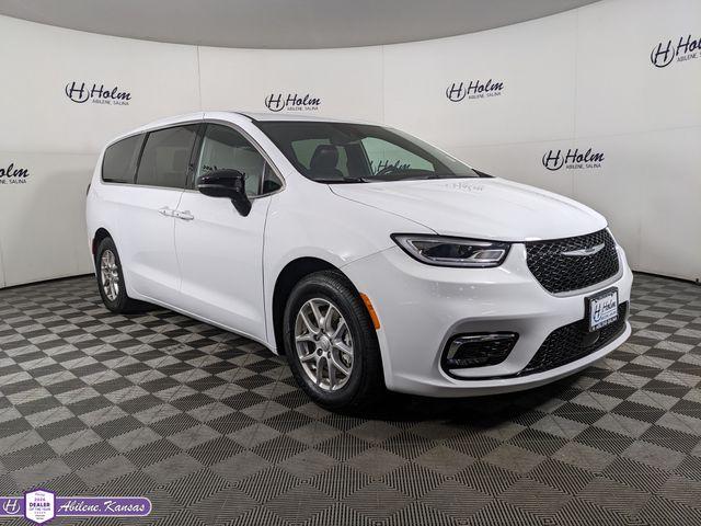 2025 Chrysler Pacifica Select's photo