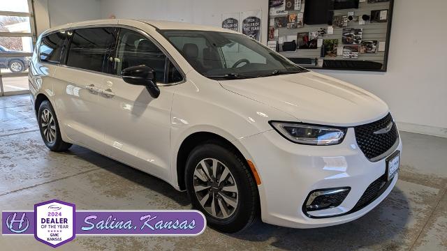 2024 Chrysler Pacifica PHEV Select's photo