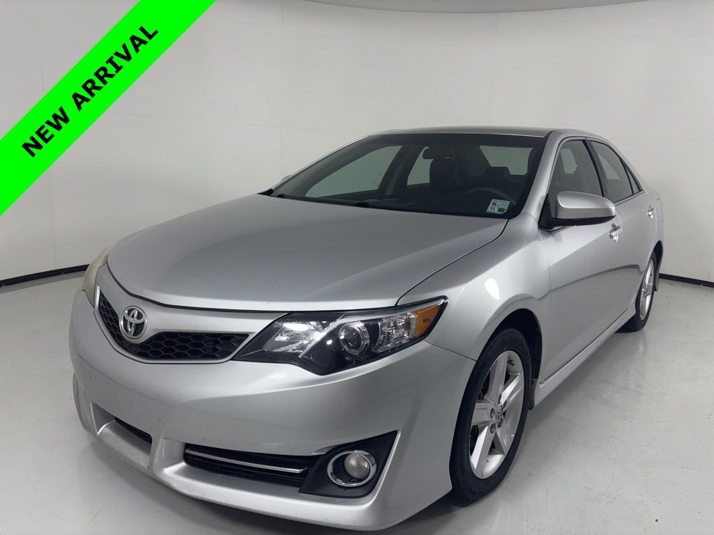 Classic Silver 2014 Toyota Camry SE Sedan Front-Wheel Drive 6-Speed Automatic