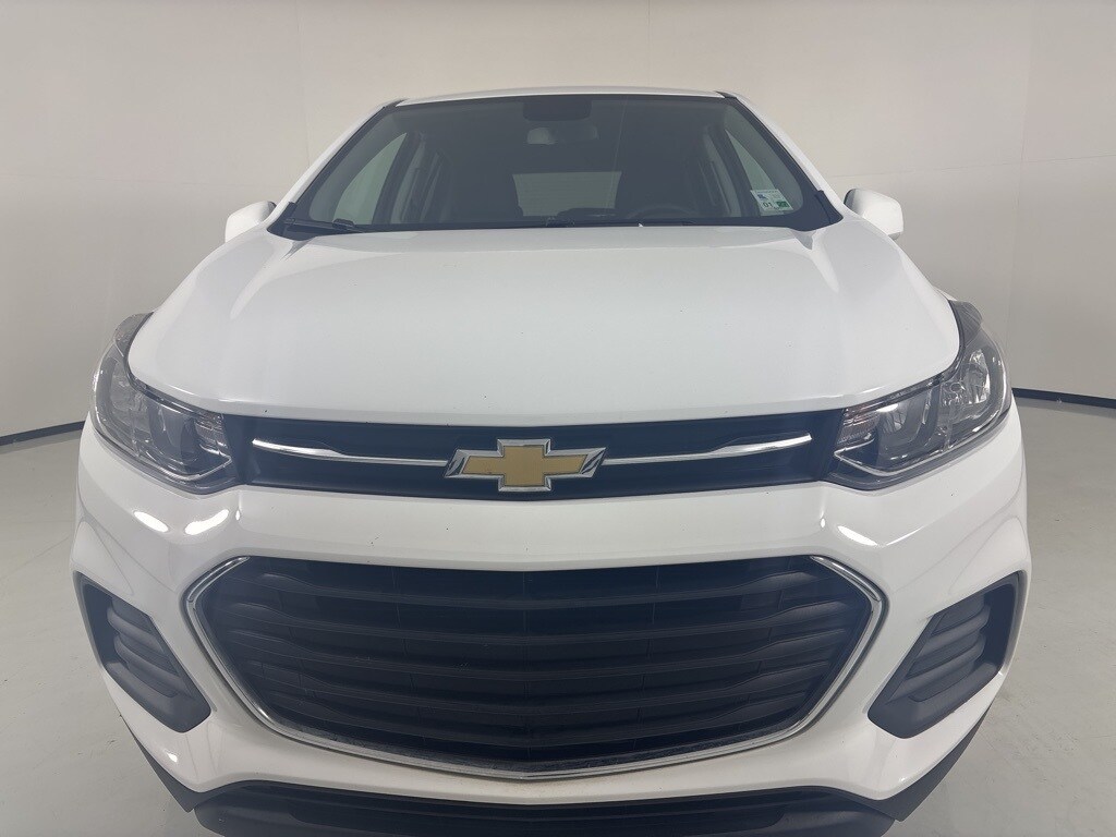 2022 Chevrolet Trax LS photo 2