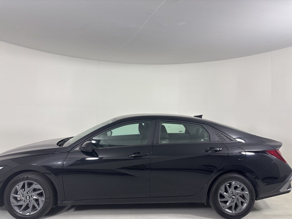2024 Hyundai Elantra SEL photo 3