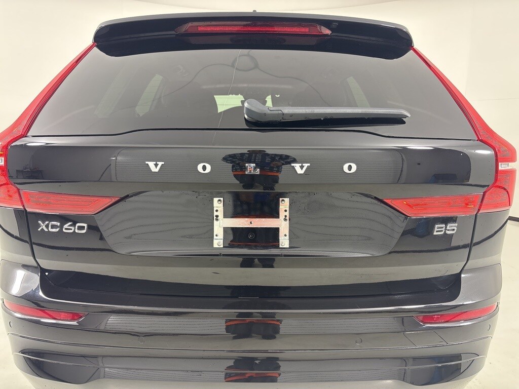 2023 Volvo XC60 B5 Core photo 4