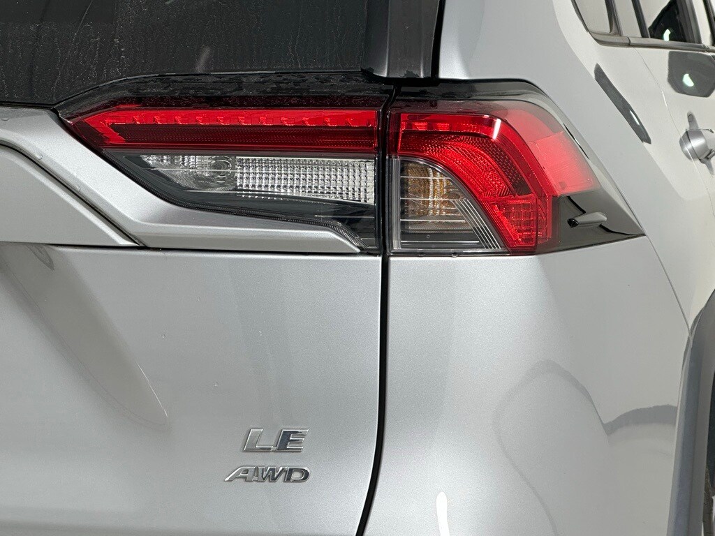 2022 Toyota RAV4 LE photo 4