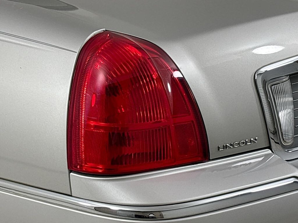Used 2007 Lincoln Town Car Signature Limited Sedan