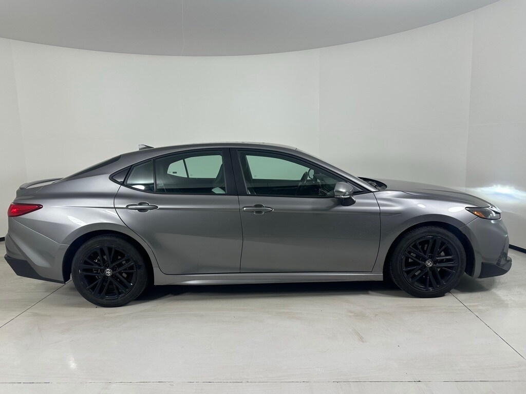 2025 Toyota Camry SE photo 4