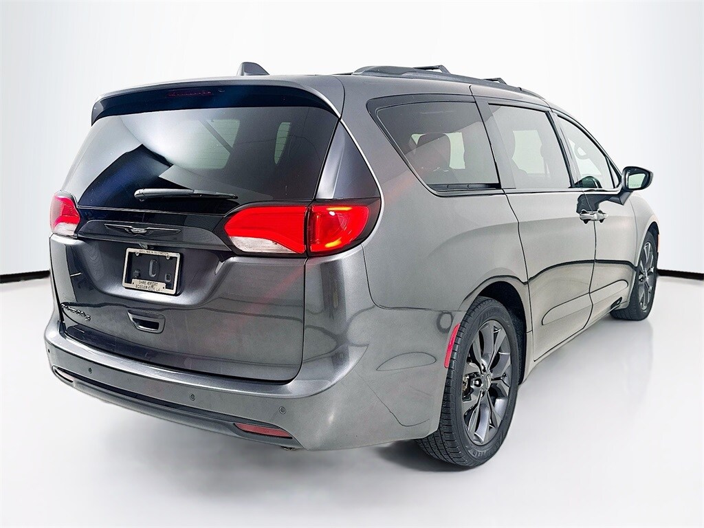 2019 Chrysler Pacifica Touring Plus photo 3