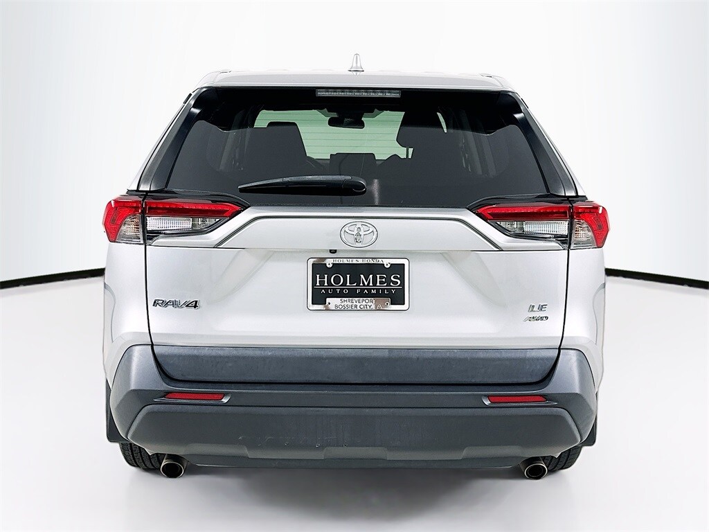 2022 Toyota RAV4 LE photo 3