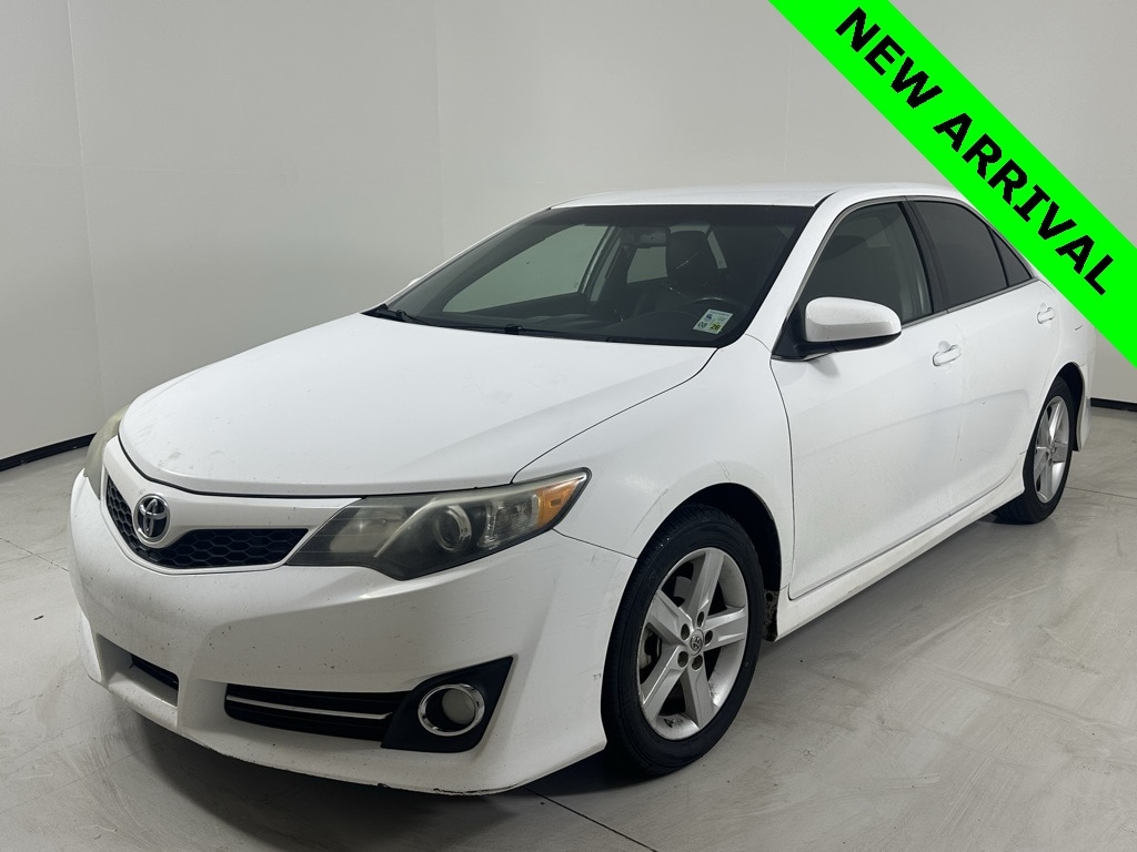 Used 2014 Toyota Camry SE Sedan