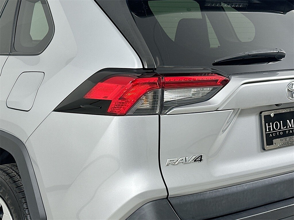2022 Toyota RAV4 LE photo 2