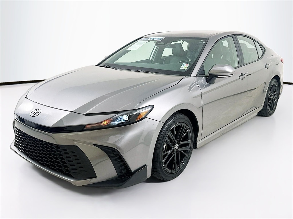 2025 Toyota Camry SE's photo