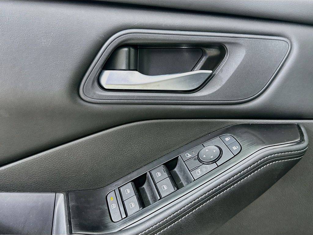 2025 Nissan Rogue SV - Photo 11
