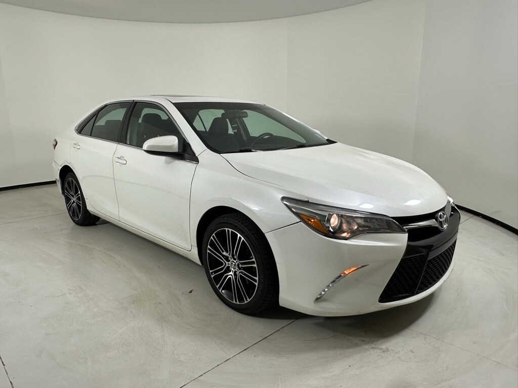 2016 Toyota Camry SE photo 4