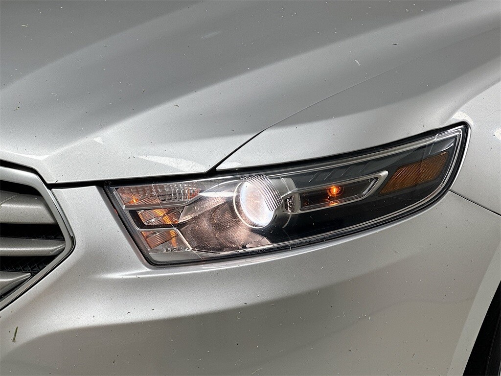 2018 Ford Taurus SE photo 2