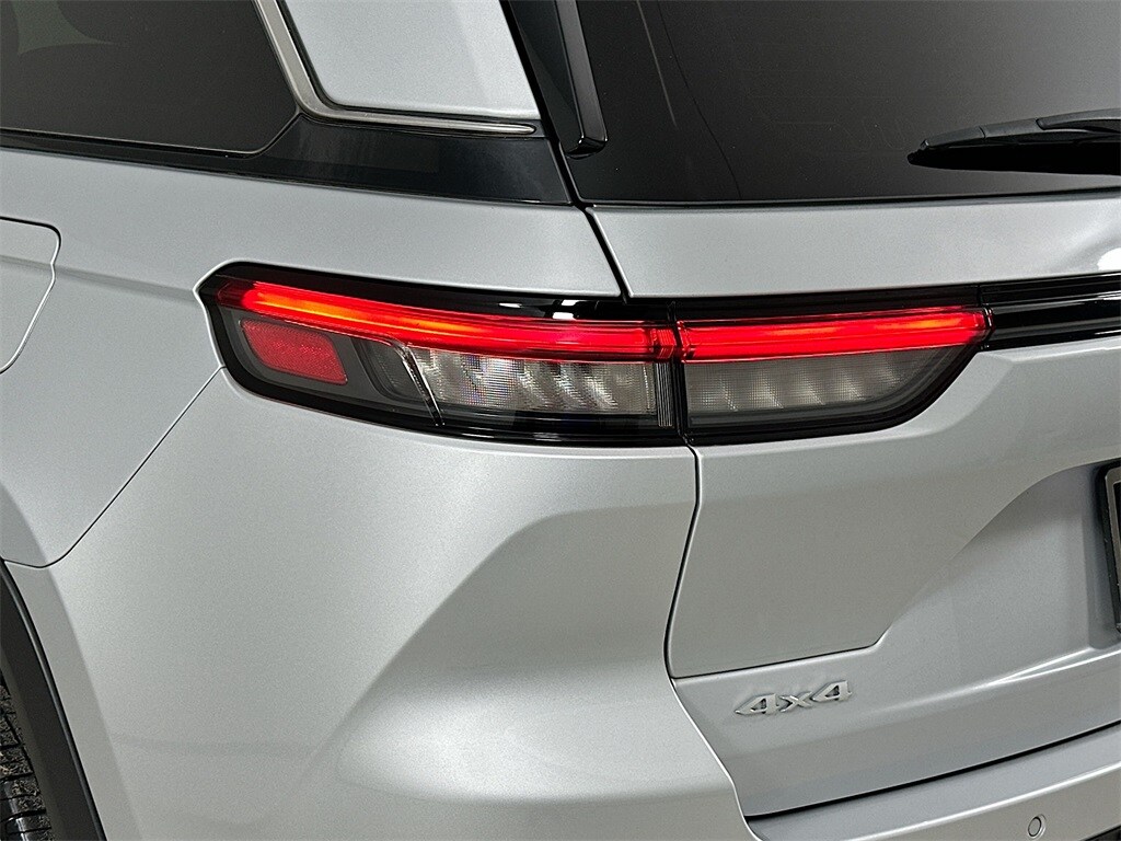 2023 Jeep Grand Cherokee Laredo photo 2