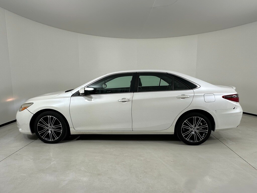 2016 Toyota Camry SE photo 2
