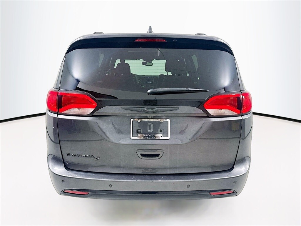 2019 Chrysler Pacifica Touring Plus photo 2