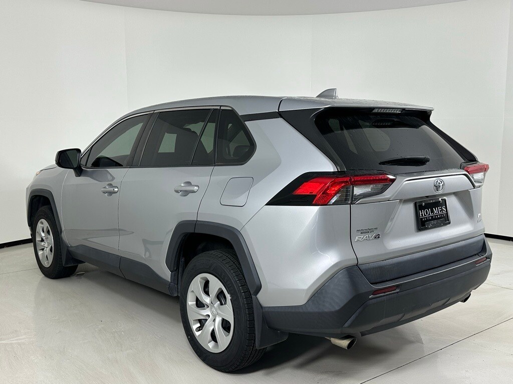 2022 Toyota RAV4 LE photo 2