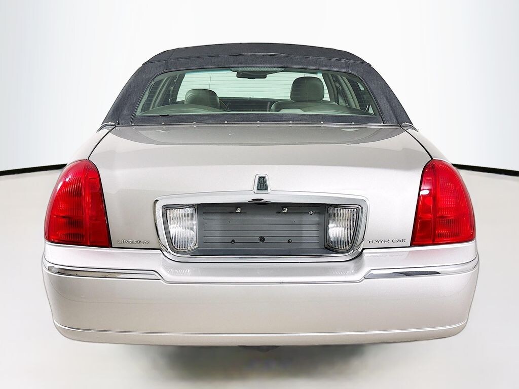 Used 2007 Lincoln Town Car Signature Limited Sedan