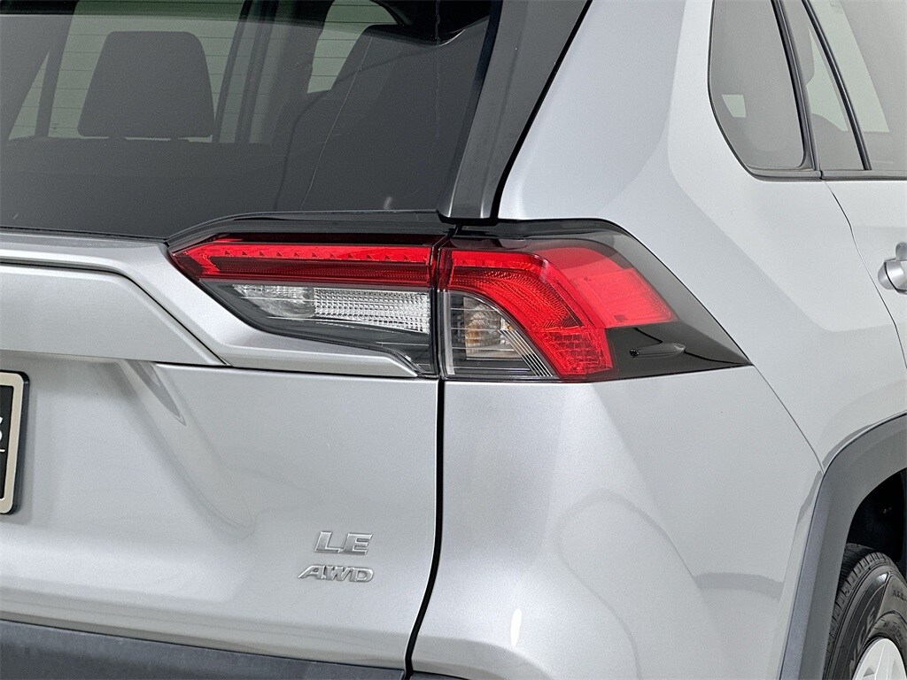 2022 Toyota RAV4 LE photo 4