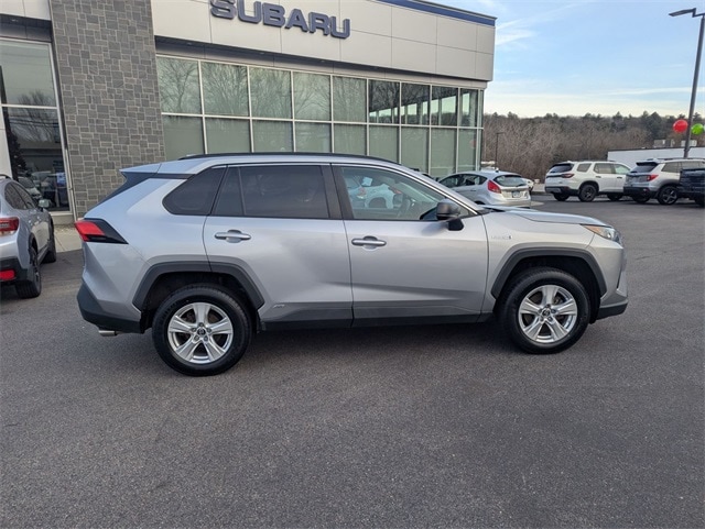 2021 Toyota RAV4 LE's photo