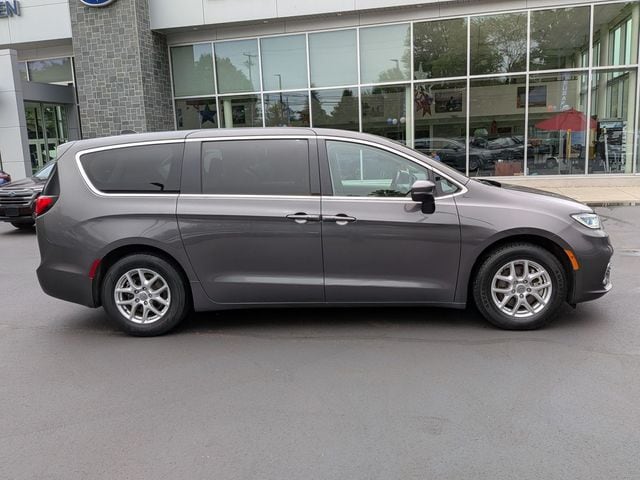 2023 Chrysler Pacifica Touring L's photo