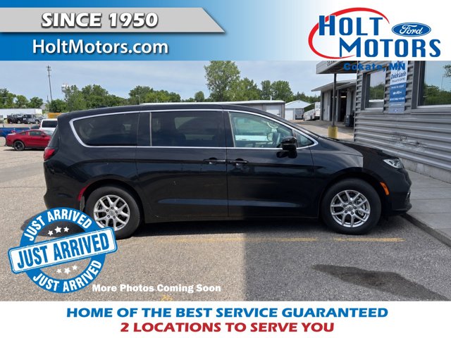 2024 Chrysler Pacifica Touring L's photo