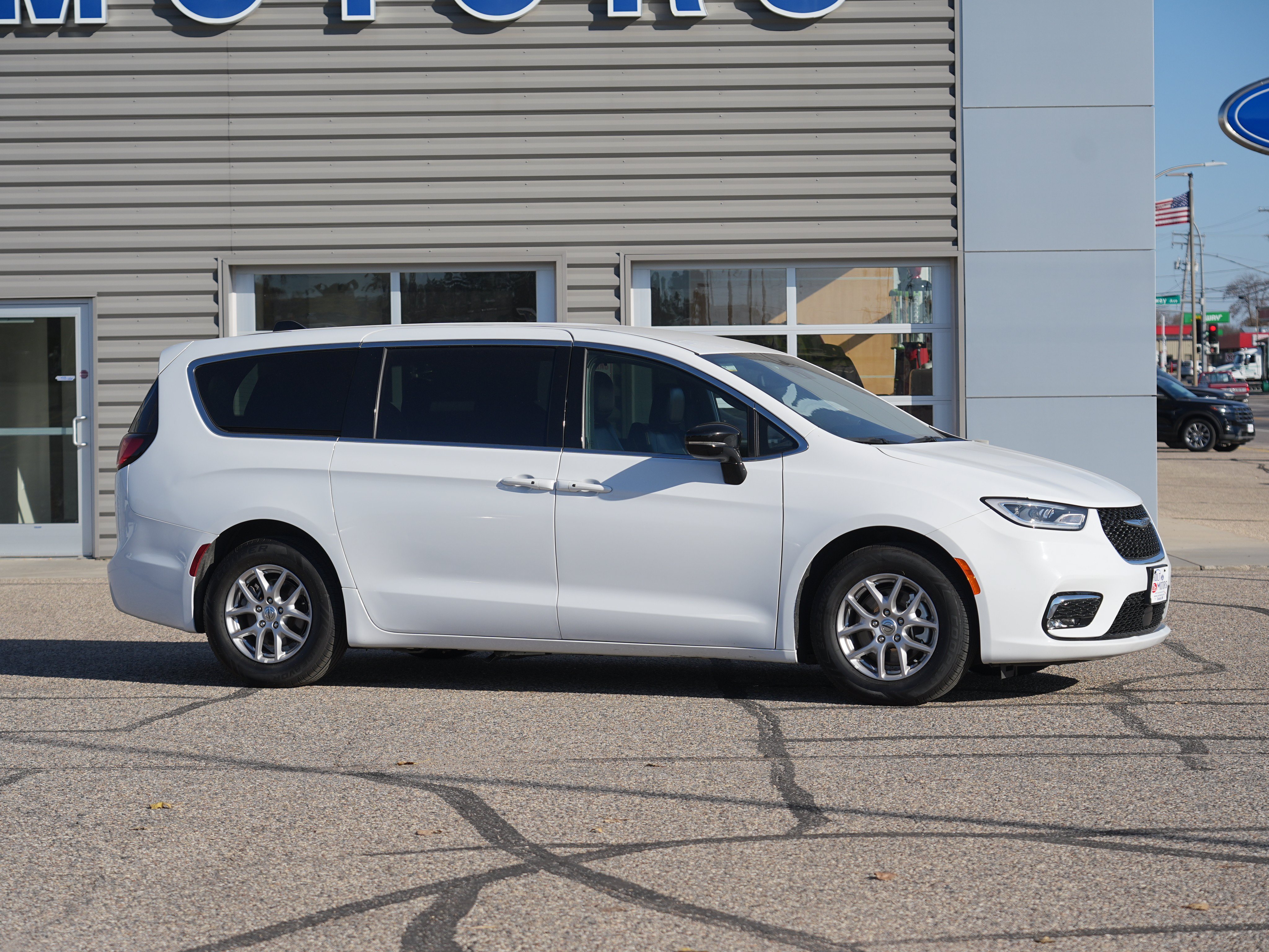 Used 2025 Chrysler Pacifica Select with VIN 2C4RC1BG5SR556473 for sale in Cokato, Minnesota