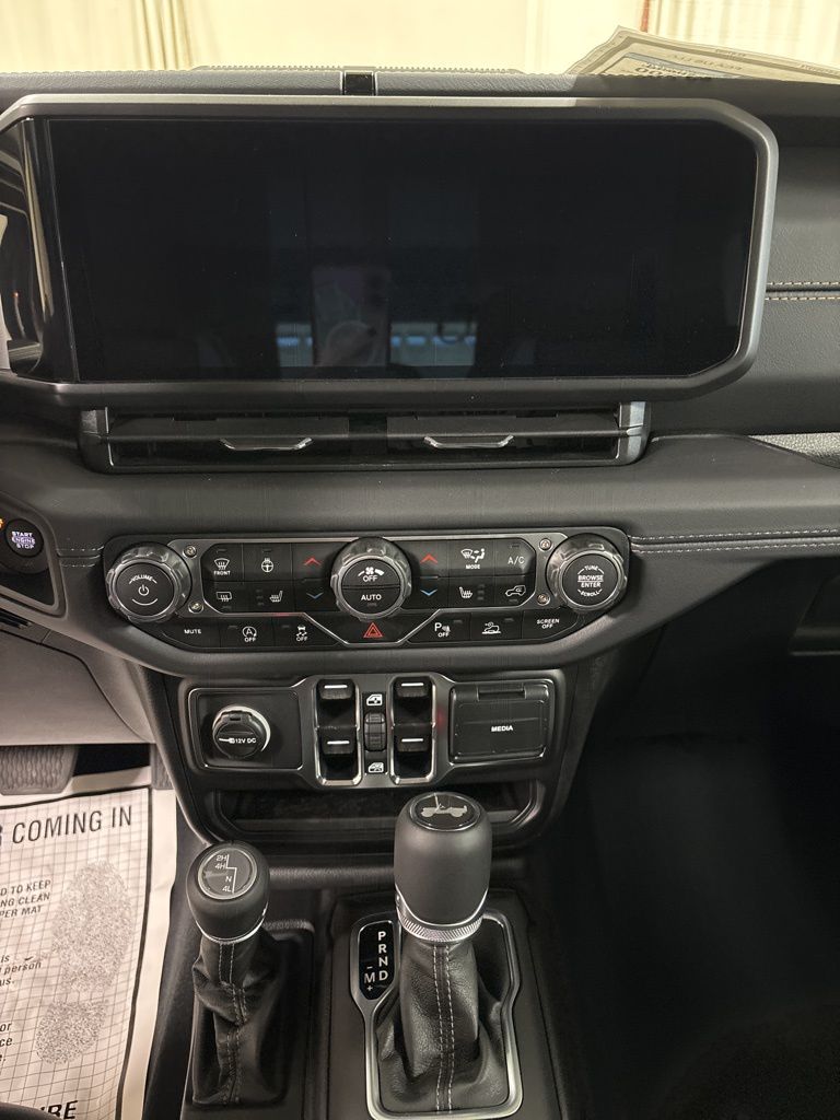 2025 Jeep Wrangler 4-Door Sahara - Photo 13