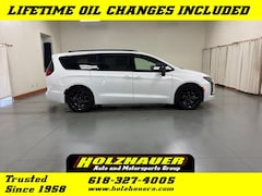 2027 Chrysler Pacifica LIMITED Passenger Van