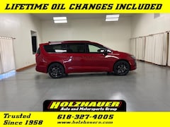 2027 Chrysler Pacifica LIMITED Passenger Van