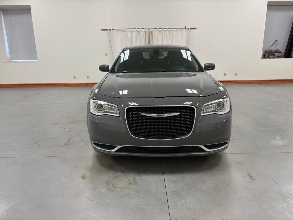 2018 Chrysler 300 Touring photo 3