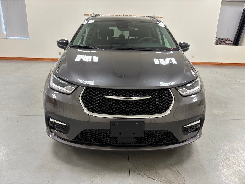 2022 Chrysler Pacifica Touring L photo 3