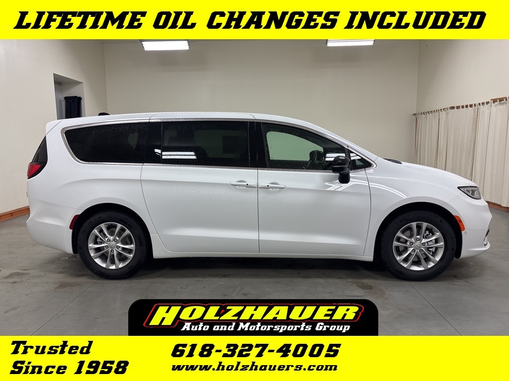 2026 Chrysler Pacifica Select's photo