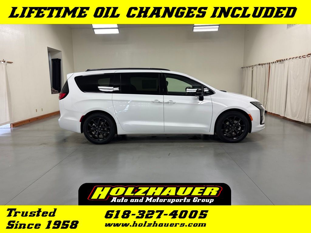 2027 Chrysler Pacifica Limited's photo